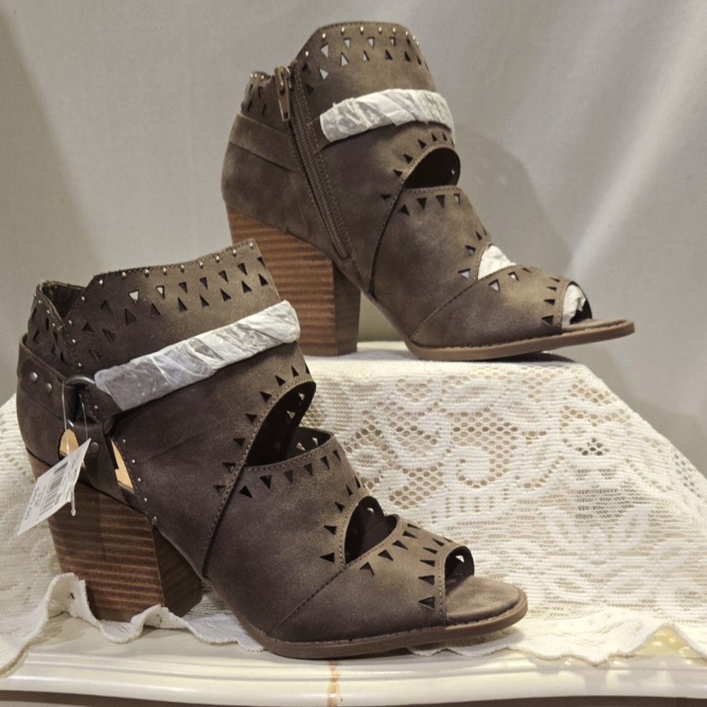 Women's NWT Taupe Peep-Toe Ankle Boots